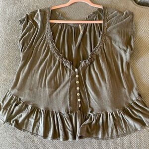 Olive Green peasant style top. Slightly cropped style. Free People. Lightly worn